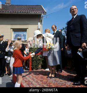 Sandnes 19750608. Le couple du Prince héritier visite Stavanger et Sandnes à l'occasion du 850th anniversaire de Stavanger. Ici, la princesse de la Couronne Sonja reçoit des fleurs d'une petite fille, le prince de la Couronne Harald regarde la ville. Photo de la NTB : Henrik Laurvik / NTB Banque D'Images