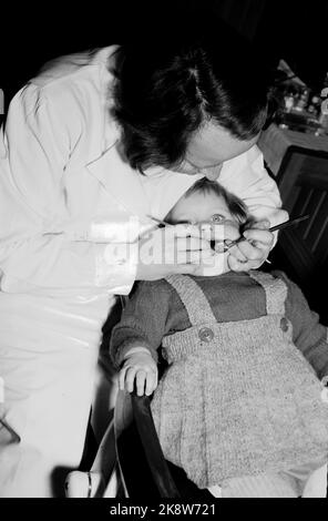 Oslo 19470503- de la station sanitaire de Sagene en 1947. Femmes au foyer avec des enfants sur le contrôle de bébé pour en savoir plus sur le bon régime alimentaire et des conseils dans les soins de bébé et de tout-petit. Le poste de commande de tâche est de prévenir les maladies. Ici, nous voyons une fille dans la chaise dentaire qui reçoit le traitement du dentiste. Photo: Skotaam Current / NTB Banque D'Images