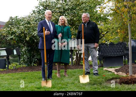 Le président des États-Unis, Joe Biden, et la première dame, le Dr Jill Biden, dédient un nouvel arbre à orme sur la pelouse sud de la Maison Blanche à l'honneur du surintendant des jardins de la Maison Blanche, Dale Haney, à droite, pour son service continu et sa contribution à la beauté et à l'abondance des jardins de la Maison Blanche à Washington, DC lundi, 24 octobre 2022. Dale a consacré cinquante ans aux jardins et aux jardins de la Maison Blanche à partir de 1972 en tant que jardinier sous la présidence de Richard Nixon. Il a maintenant servi dix administrations.Credit: Yuri Gripas/Pool via CNP /MediaPunch Banque D'Images