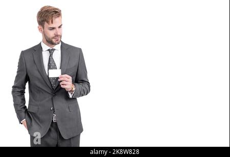 Présenter sa carte de visite. Beau homme en costume classique carte de maintien. Papier d'identification Banque D'Images