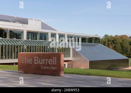 Le panneau de la collection Burrell à l'entrée du musée avec une partie du bâtiment rénové en arrière-plan Banque D'Images