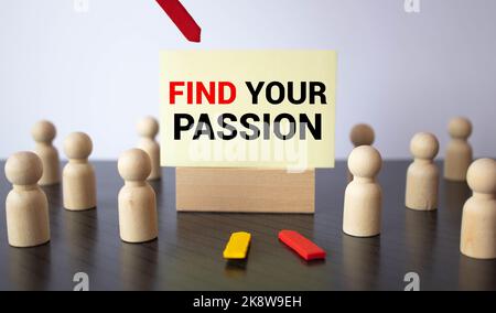 Trouvez votre passion écrit le post-it sur le tableau d'affichage. prix pour le texte. Banque D'Images