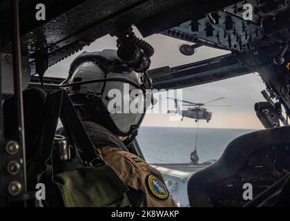 221023-N-YD731-1365 MER ADRIATIQUE (OCT 23, 2022) le lieutenant David Barta, affecté à l'Escadron de combat en mer (HSC) 5, vole un hélicoptère MH-60s KNighthawk lors d'un réapprovisionnement vertical en mer, le 23 octobre 2022. L'escadre aérienne de TCarrier (CVW) 7 est la composante aérienne et de grève offensives de la CSG-10 et du GHBWCSG. Les escadrons du CVW-7 sont le Strike Fighter Squadron (VFA) 143, le VFA-103, le VFO-86, le VFA-136, le Electronic Attack Squadron (VAQ) 140, le VAW-121, le HSC-5 et le Helicopter Maritime Strike Squadron (HSM) 46. Le George H.W. Bush Carrier Strike Group est en cours de déploiement prévu dans l'Europ des Forces navales des États-Unis Banque D'Images