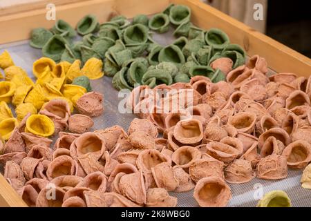 Orecchiette fraîche et colorée vendue dans les rues de Bari. Pâtes faites à la main typiques de la région des Pouilles ou des Pouilles dans le sud de l'Italie. La cuisine italienne traditionnelle est proche Banque D'Images