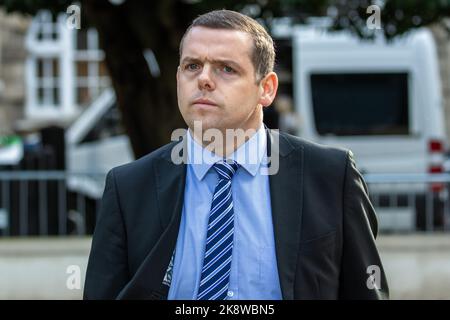 Londres, Royaume-Uni. 24th octobre 2022. Douglas Ross, député conservateur de Moray et chef du Parti conservateur écossais, arrive à être interviewé sur College Green au sujet du concours de leadership conservateur. Rishi Sunak venait tout juste de devenir chef des Conservateurs sans vote après le retrait du concours de Penny Mordaunt après qu’elle n’ait pas réussi à attirer les 100 nominations requises des députés conservateurs. Crédit : Mark Kerrison/Alamy Live News Banque D'Images