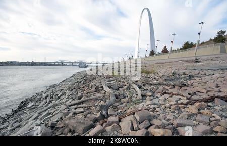 St. Louis, États-Unis. 24th octobre 2022. Le niveau d'eau du Mississippi est bas devant l'arche de la porte d'entrée, exposant le bois de dérive et les déchets à Saint-Louis lundi, 24 octobre 2022. La semaine dernière, le niveau de la rivière était de -2,5 pieds, mais pas un record établi en janvier 1940 à -6,2 pieds. Le manque de pluie est la cause, et des mesures doivent être prises pour garder la rivière ouverte à la barge de la circulation. Photo par Bill Greenblatt/UPI crédit: UPI/Alay Live News Banque D'Images