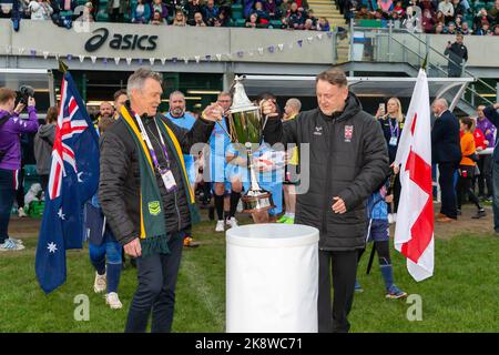 Coupe du monde de rugby pour handicapés physiques au parc Victoria. La coupe est présentée avant le match Angleterre/Australie Banque D'Images