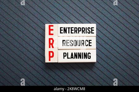 ERP Enterprise Resource Planning écrit sur des cubes sur fond bleu. Banque D'Images