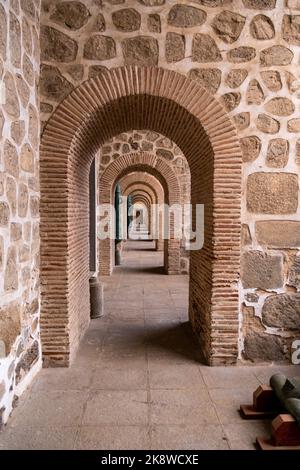 Magnifique couloir extérieur avec des pierres et soutenu par des colonnes et des arches à Tolède Espagne Banque D'Images