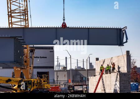 Detroit, Michigan, États-Unis. 24th octobre 2022. Construction de l'échangeur d'autoroute pour le pont international Gordie Howe. La fin des travaux est prévue en 2024, le pont reliera Detroit à Windsor, en Ontario, de l'autre côté de la rivière Detroit. Crédit : Jim West/Alay Live News Banque D'Images