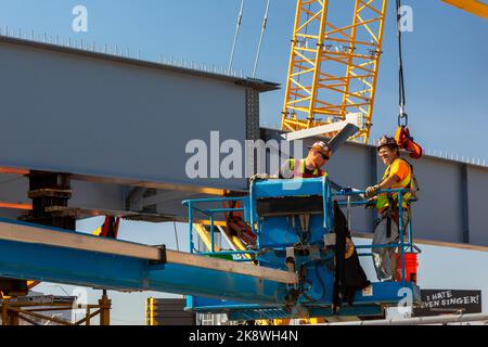 Detroit, Michigan, États-Unis. 24th octobre 2022. Construction de l'échangeur d'autoroute pour le pont international Gordie Howe. La fin des travaux est prévue en 2024, le pont reliera Detroit à Windsor, en Ontario, de l'autre côté de la rivière Detroit. Crédit : Jim West/Alay Live News Banque D'Images