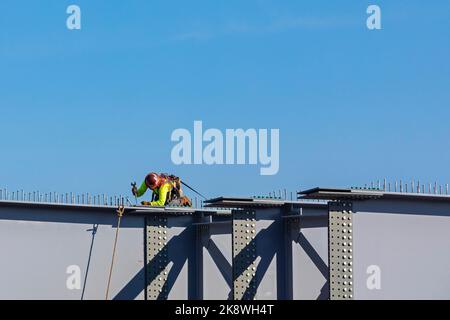 Detroit, Michigan, États-Unis. 24th octobre 2022. Construction de l'échangeur d'autoroute pour le pont international Gordie Howe. La fin des travaux est prévue en 2024, le pont reliera Detroit à Windsor, en Ontario, de l'autre côté de la rivière Detroit. Crédit : Jim West/Alay Live News Banque D'Images