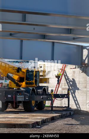 Detroit, Michigan, États-Unis. 24th octobre 2022. Construction de l'échangeur d'autoroute pour le pont international Gordie Howe. La fin des travaux est prévue en 2024, le pont reliera Detroit à Windsor, en Ontario, de l'autre côté de la rivière Detroit. Crédit : Jim West/Alay Live News Banque D'Images