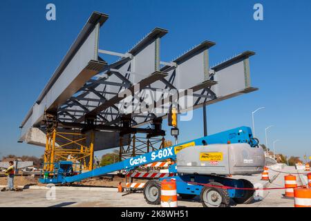 Detroit, Michigan, États-Unis. 24th octobre 2022. Construction de l'échangeur d'autoroute pour le pont international Gordie Howe. La fin des travaux est prévue en 2024, le pont reliera Detroit à Windsor, en Ontario, de l'autre côté de la rivière Detroit. Crédit : Jim West/Alay Live News Banque D'Images