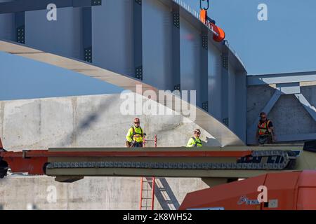 Detroit, Michigan, États-Unis. 24th octobre 2022. Construction de l'échangeur d'autoroute pour le pont international Gordie Howe. La fin des travaux est prévue en 2024, le pont reliera Detroit à Windsor, en Ontario, de l'autre côté de la rivière Detroit. Crédit : Jim West/Alay Live News Banque D'Images