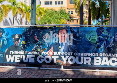 Fort Pierce, États-Unis. 24th octobre 2022. Une affiche électorale du gouverneur républicain de Floride Ron DeSantis est visible sur une clôture à l'extérieur du Sunrise Theatre à fort Pierce, en Floride, site du débat sur le gouverneur de 2022, lundi, 24 octobre 2022. Photo de Gary I Rothstein/UPI crédit: UPI/Alay Live News Banque D'Images