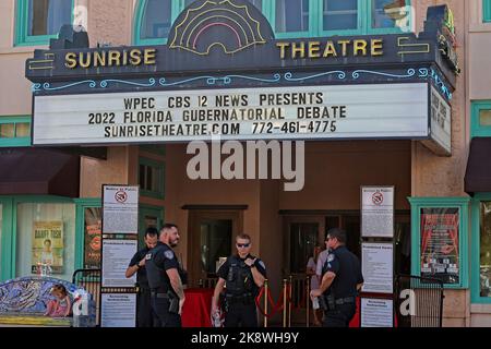 Fort Pierce, États-Unis. 24th octobre 2022. Le gouverneur républicain de Floride Ron DeSantis participe lundi au débat de 2022 sur le gubernat avec le candidat démocrate Charlie Crist au Sunrise Theatre de fort Pierce, en Floride 24 octobre 2022. Photo de Gary I Rothstein/UPI crédit: UPI/Alay Live News Banque D'Images