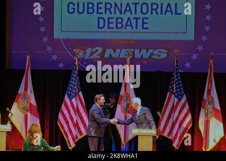 Fort Pierce, États-Unis. 24th octobre 2022. Le gouverneur républicain de Floride Ron DeSantis participe lundi au débat de 2022 sur le gubernat avec le candidat démocrate Charlie Crist au Sunrise Theatre de fort Pierce, en Floride 24 octobre 2022. Photo de Gary I Rothstein/UPI crédit: UPI/Alay Live News Banque D'Images