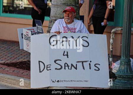 Fort Pierce, États-Unis. 24th octobre 2022. Le gouverneur républicain de la Floride, Ron DeSantis, est assis avec son affiche de Gays 4 DeSantis devant le Sunrise Theatre à fort Pierce, en Floride, lieu du débat de 2022 sur les gouverneurs, lundi, 24 octobre 2022. Photo de Gary I Rothstein/UPI crédit: UPI/Alay Live News Banque D'Images