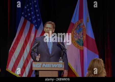 Fort Pierce, États-Unis. 24th octobre 2022. Le gouverneur républicain de Floride Ron DeSantis participe lundi au débat de 2022 sur le gubernat avec le candidat démocrate Charlie Crist au Sunrise Theatre de fort Pierce, en Floride 24 octobre 2022. Photo de Gary I Rothstein/UPI crédit: UPI/Alay Live News Banque D'Images