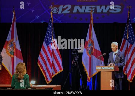 Fort Pierce, États-Unis. 24th octobre 2022. Le candidat démocrate Charlie Crist participe au débat de 2022 sur le gubernat avec le gouverneur républicain de Floride Ron DeSantis au Sunrise Theatre de fort Pierce, en Floride, lundi, 24 octobre 2022. Photo de Gary I Rothstein/UPI crédit: UPI/Alay Live News Banque D'Images