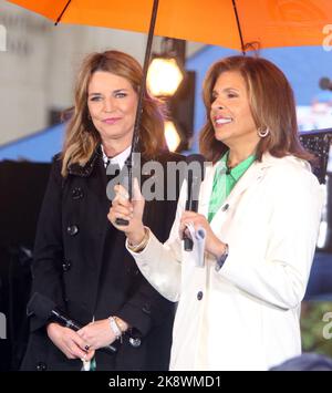 New York, Etats-Unis, 24 octobre 2022 Savannah Guthrie, Hoda Kotb, Carson Daly se présente sur Citi concert Series on Today Show à Rock Plaza à New York 24 octobre 2022 crédit: RW.MediaPunch Banque D'Images