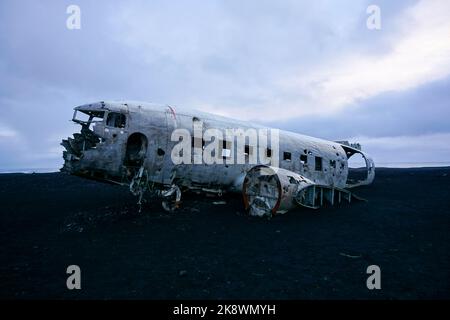 Abandonné DC-3 Ereck d'avion sur une plage noire à Sólheimasandur, Islande Banque D'Images