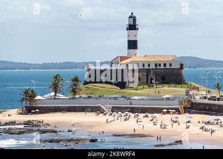 Phare de Farol da Barra à Salvador, par une belle journée d'été. Architecture historique de Salvador, Brésil Banque D'Images