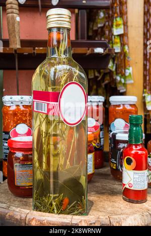 EMBU DAS ARTES - SAO PAULO, BRÉSIL – SEPTEMBRE 10 2020 : bouteilles et bocaux en verre aux épices et poivrons artisanaux Banque D'Images