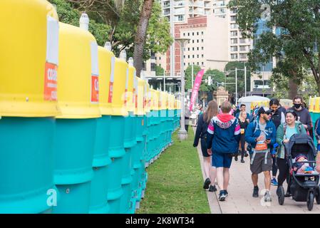 Toilettes portatives alignées à Hyde Park près du début de la course Sydney City to Surf en 2022 Banque D'Images