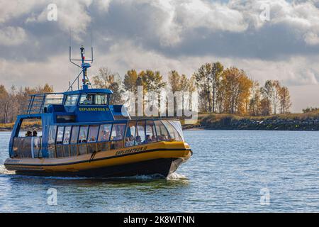 Bateau d'observation des baleines sortant du port de Steveston en Colombie-Britannique Canada Banque D'Images