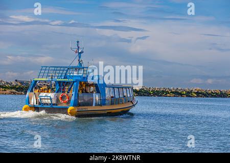 Bateau d'observation des baleines sortant du port de Steveston en Colombie-Britannique Canada Banque D'Images