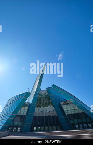 Vue sur la façade en verre bleu et vert en forme de fleur, moderne et incurvée. À la salle de concert du Kazakhstan à Astana, Nursultan, Kazakhstan. Banque D'Images