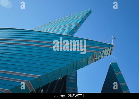 Vue sur la façade en verre bleu et vert en forme de fleur, moderne et incurvée. À la salle de concert du Kazakhstan à Astana, Nursultan, Kazakhstan. Banque D'Images