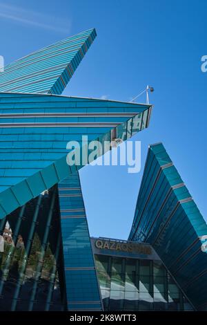 Vue sur la façade en verre bleu et vert en forme de fleur, moderne et incurvée. À la salle de concert du Kazakhstan à Astana, Nursultan, Kazakhstan. Banque D'Images