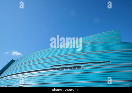 Vue sur la façade en verre bleu et vert en forme de fleur, moderne et incurvée. À la salle de concert du Kazakhstan à Astana, Nursultan, Kazakhstan. Banque D'Images