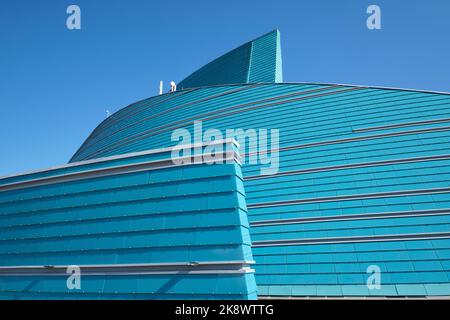 Vue sur la façade en verre bleu et vert en forme de fleur, moderne et incurvée. À la salle de concert du Kazakhstan à Astana, Nursultan, Kazakhstan. Banque D'Images