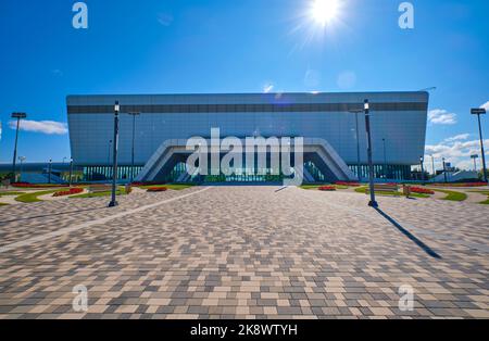 Façade, entrée au design blanc et moderne du Nazarbayev Tsentr 2, musée dédié au premier Président du pays indépendant. JE Banque D'Images