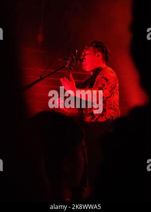 Paris, France. 23rd octobre 2022. Le leader du groupe pop-folk Milky chance, Clemens Rehbein, chante à un concert dans la salle de concert Bataclan à Paris. C'est là que les islamistes ont tué 90 personnes lors d'un concert lors de l'attaque terroriste contre 13 novembre 2015. Près de sept ans plus tard, la salle a longtemps été un lieu de célébration exubérante à nouveau. (À dpa-KORR.: «Avec normalité contre la peur: Célébrer avec la chance lactée au Bataclan») Credit: Rachel Boßmeyer/dpa/Alay Live News Banque D'Images