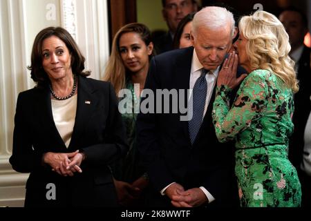 La première dame, le Dr Jill Biden, s'empare de l'oreille du président américain Joe Biden alors que le vice-président américain Kamala Harris, regarde pendant une représentation lors d'une réception pour célébrer Diwali dans la salle est de la Maison Blanche à Washington, DC sur 24 octobre 2022. Crédit: Yuri Gripas/Pool via CNP /MediaPunch Banque D'Images