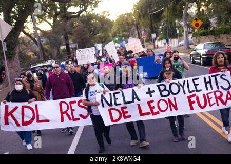 Los Angeles, États-Unis. 24th octobre 2022. Les manifestants défilent jusqu'à la maison du conseiller municipal de Los Angeles, Kevin de le-n, à Eagle Rock, CA, sur 24 octobre 2022. (Photo de Brian Feinzimer/Sipa USA) crédit: SIPA USA/Alamy Live News Banque D'Images