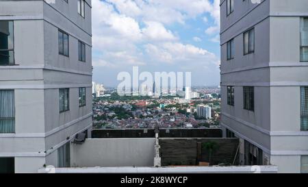 Gros plan de la façade de l'un des gratte-ciel et des bâtiments d'affaires de la région de Gambir, dans le centre de Jakarta, en Indonésie Banque D'Images