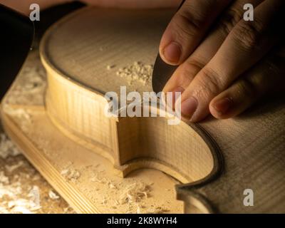 lissage de la table de violon sur l'établi du fabricant Banque D'Images