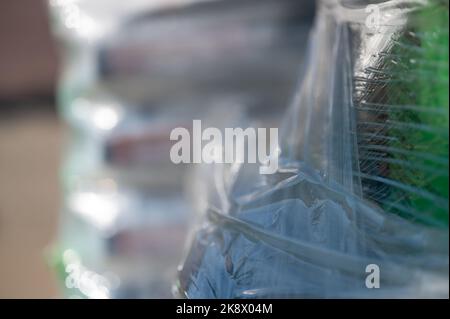 Accent sélectif sur l'emballage moulant en cellophane sur les palettes de marchandises pour le transport. Banque D'Images