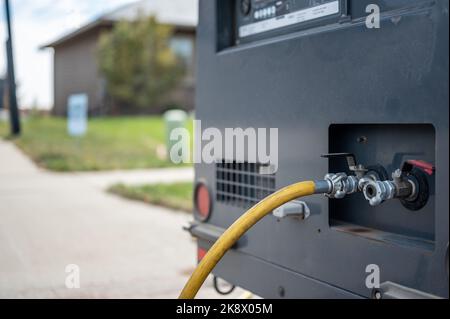 Hivernage d'un système d'irrigation résidentiel à l'aide d'un compresseur et d'air forcé pour souffler les conduites vides. Banque D'Images