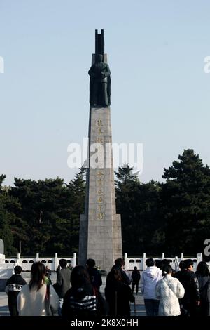 SHENYANG, CHINE - le 25 OCTOBRE 2022 - les citoyens, les étudiants et les descendants des martyrs posent des couronnes et des fleurs pour les martyrs au Cemete des martyrs de Shenyang Banque D'Images