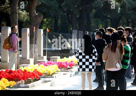 SHENYANG, CHINE - le 25 OCTOBRE 2022 - les citoyens, les étudiants et les descendants des martyrs posent des couronnes et des fleurs pour les martyrs au Cemete des martyrs de Shenyang Banque D'Images