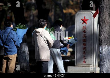 SHENYANG, CHINE - le 25 OCTOBRE 2022 - les citoyens, les étudiants et les descendants des martyrs posent des couronnes et des fleurs pour les martyrs au Cemete des martyrs de Shenyang Banque D'Images