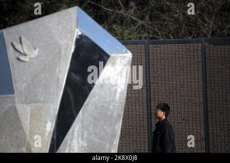 SHENYANG, CHINE - le 25 OCTOBRE 2022 - les citoyens, les étudiants et les descendants des martyrs posent des couronnes et des fleurs pour les martyrs au Cemete des martyrs de Shenyang Banque D'Images