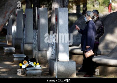 SHENYANG, CHINE - le 25 OCTOBRE 2022 - les citoyens, les étudiants et les descendants des martyrs posent des couronnes et des fleurs pour les martyrs au Cemete des martyrs de Shenyang Banque D'Images